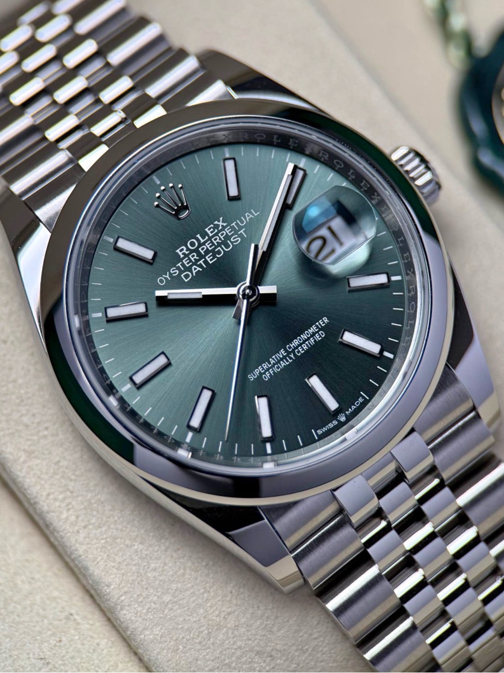 Rolex Datejust Mens Stainless Steel Watch With Green Sunburst Dial Rolex Datejust Mens Stainless Steel Watch With Green Sunburst Dial